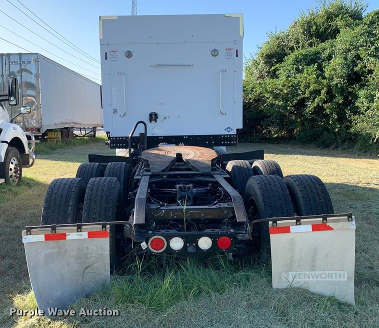 image for item EJ2892 2020 Kenworth T880 semi truck