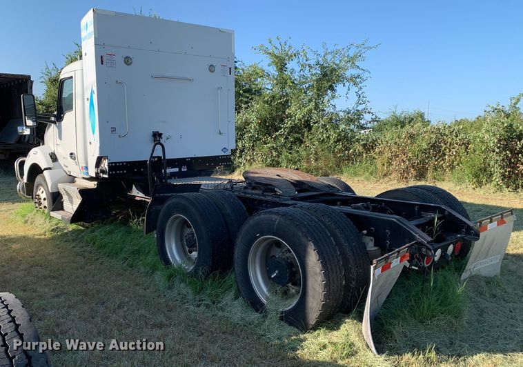 image for item EJ2892 2020 Kenworth T880 semi truck