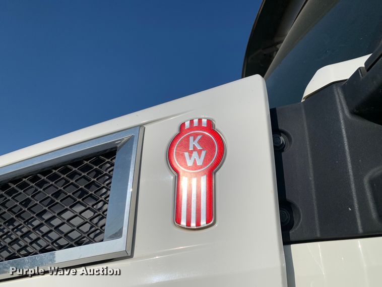 image for item EJ2892 2020 Kenworth T880 semi truck
