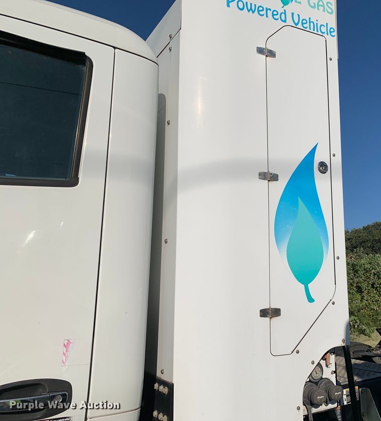 image for item EJ2892 2020 Kenworth T880 semi truck