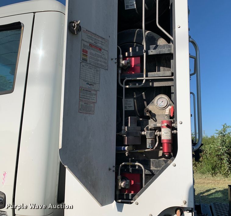 image for item EJ2892 2020 Kenworth T880 semi truck