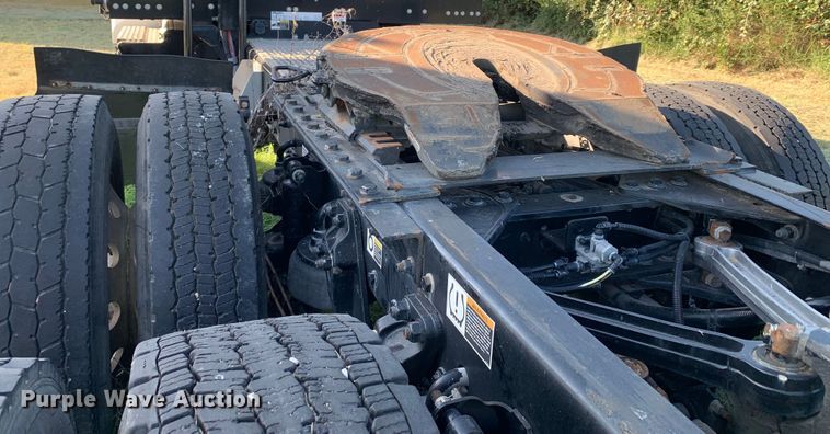 image for item EJ2892 2020 Kenworth T880 semi truck