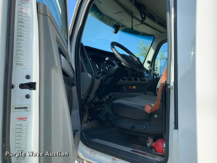 image for item EJ2892 2020 Kenworth T880 semi truck