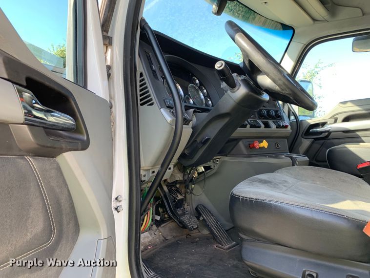image for item EJ2892 2020 Kenworth T880 semi truck