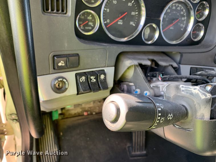 image for item EJ2892 2020 Kenworth T880 semi truck