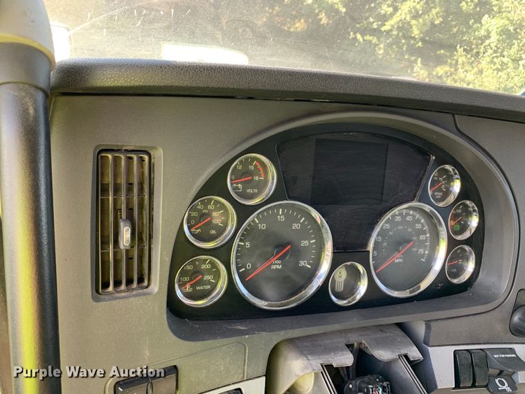 image for item EJ2892 2020 Kenworth T880 semi truck