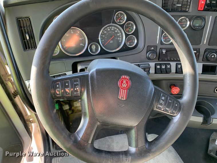 image for item EJ2892 2020 Kenworth T880 semi truck