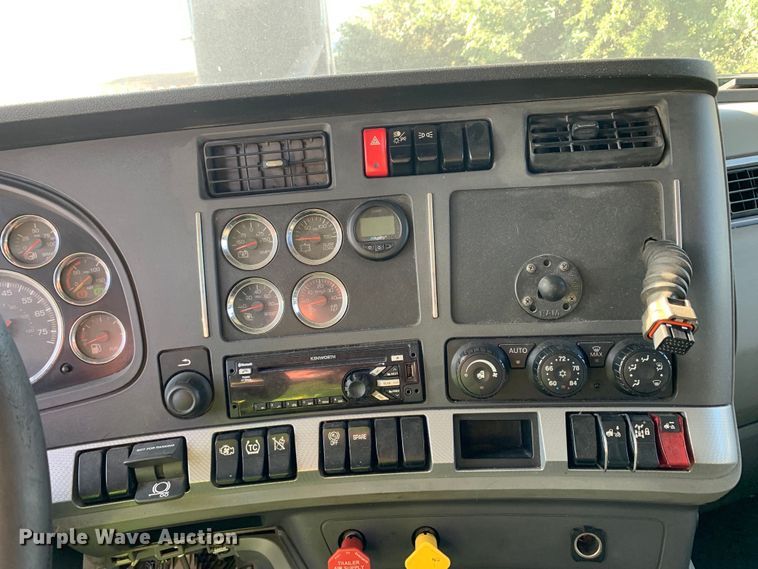 image for item EJ2892 2020 Kenworth T880 semi truck