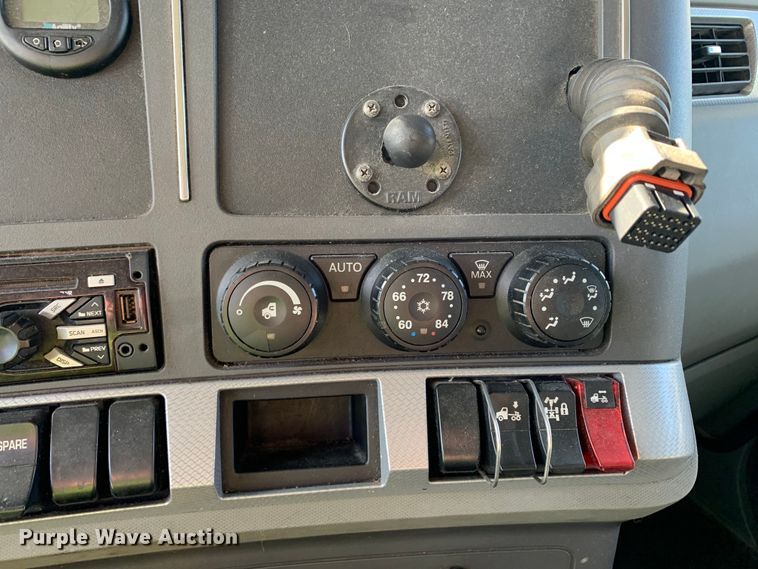 image for item EJ2892 2020 Kenworth T880 semi truck