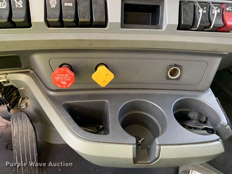 image for item EJ2892 2020 Kenworth T880 semi truck