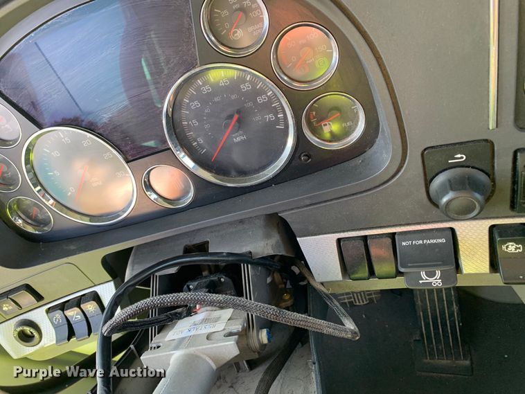 image for item EJ2892 2020 Kenworth T880 semi truck