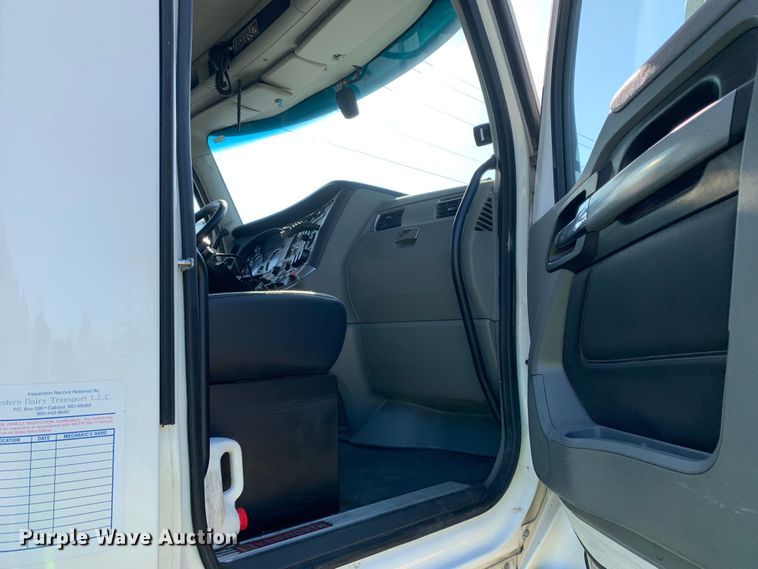 image for item EJ2892 2020 Kenworth T880 semi truck