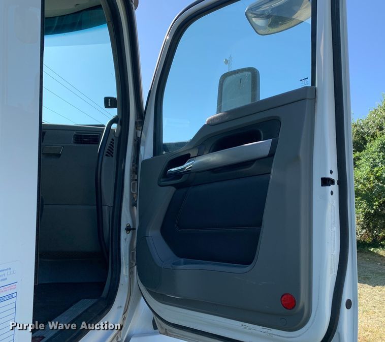 image for item EJ2892 2020 Kenworth T880 semi truck