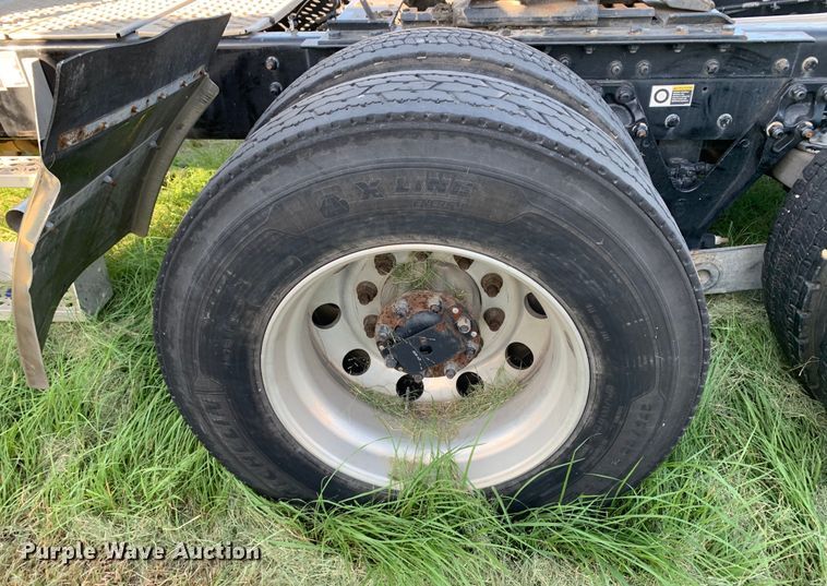 image for item EJ2892 2020 Kenworth T880 semi truck