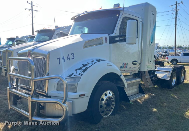 image for item EJ2893 2016 Kenworth  T880 semi truck