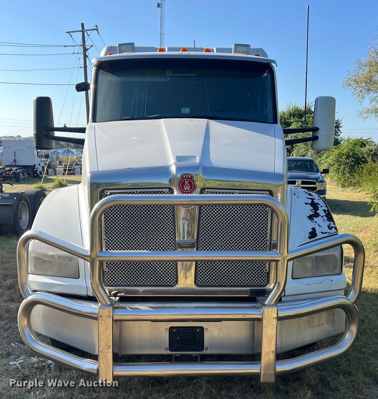 image for item EJ2893 2016 Kenworth  T880 semi truck