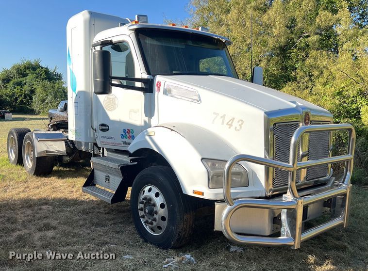image for item EJ2893 2016 Kenworth  T880 semi truck