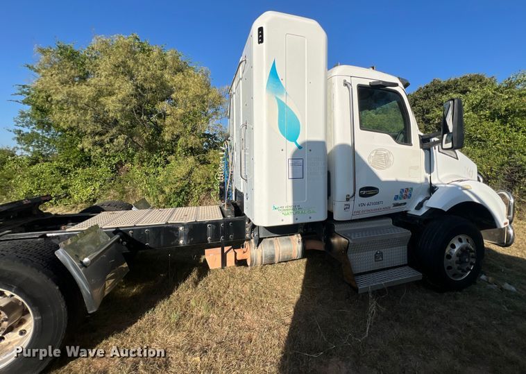 image for item EJ2893 2016 Kenworth  T880 semi truck