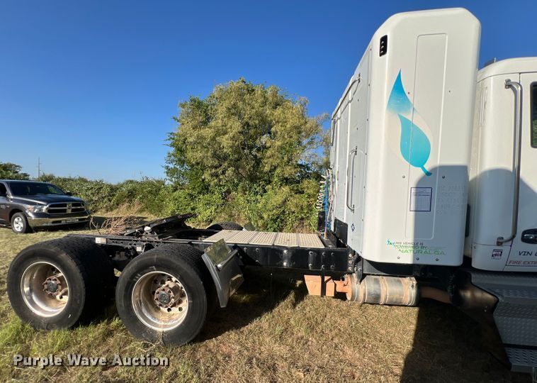 image for item EJ2893 2016 Kenworth  T880 semi truck