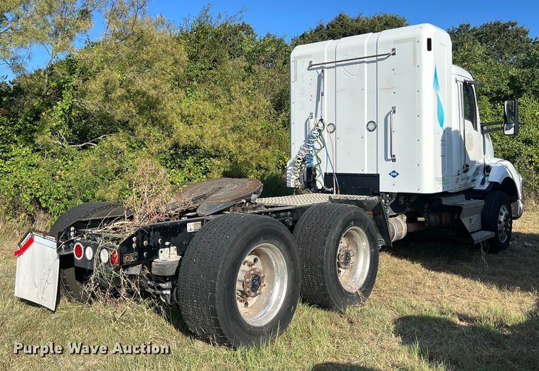 image for item EJ2893 2016 Kenworth  T880 semi truck