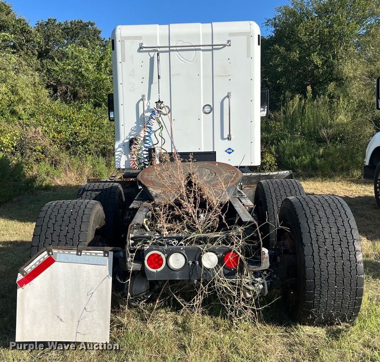 image for item EJ2893 2016 Kenworth  T880 semi truck