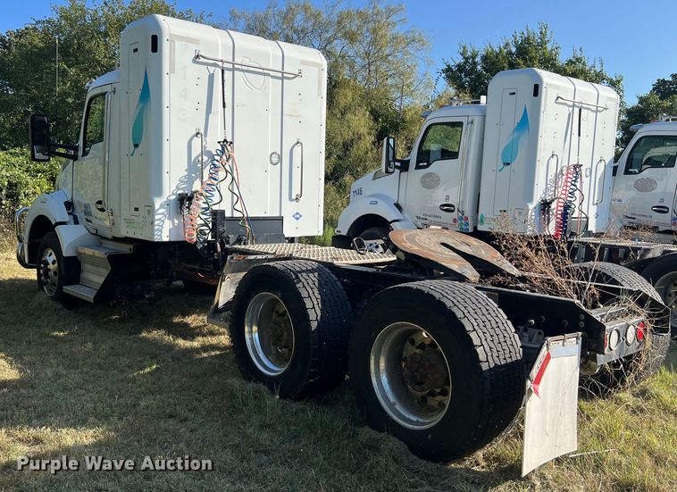 image for item EJ2893 2016 Kenworth  T880 semi truck