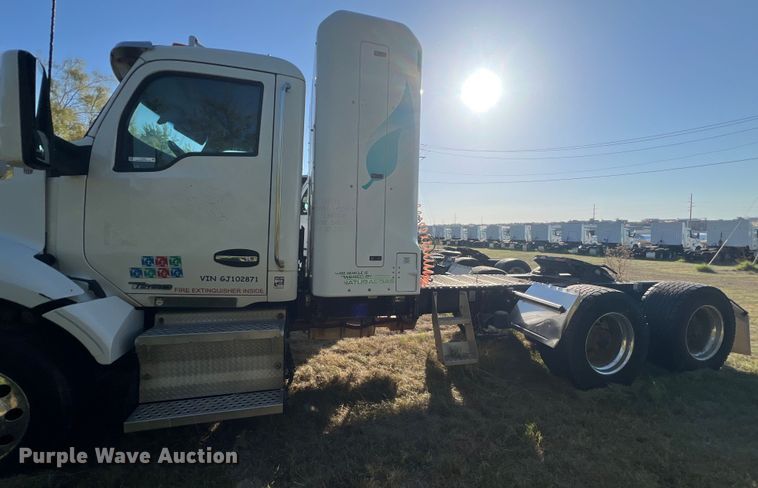 image for item EJ2893 2016 Kenworth  T880 semi truck