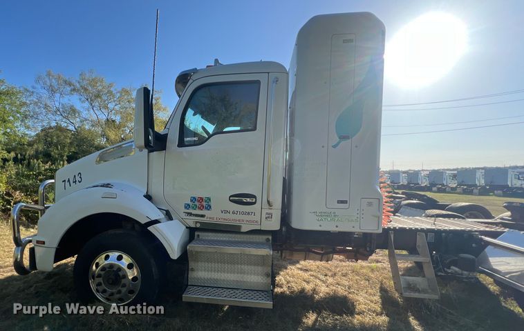 image for item EJ2893 2016 Kenworth  T880 semi truck