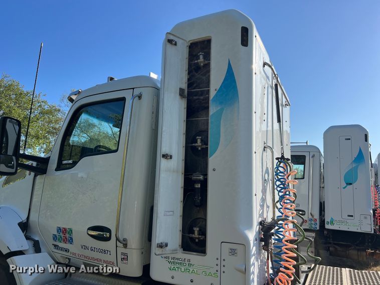 image for item EJ2893 2016 Kenworth  T880 semi truck