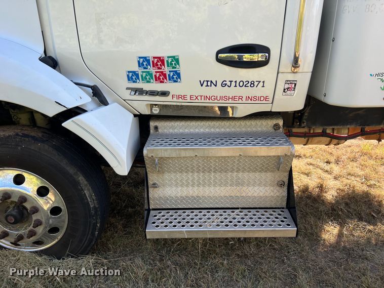 image for item EJ2893 2016 Kenworth  T880 semi truck