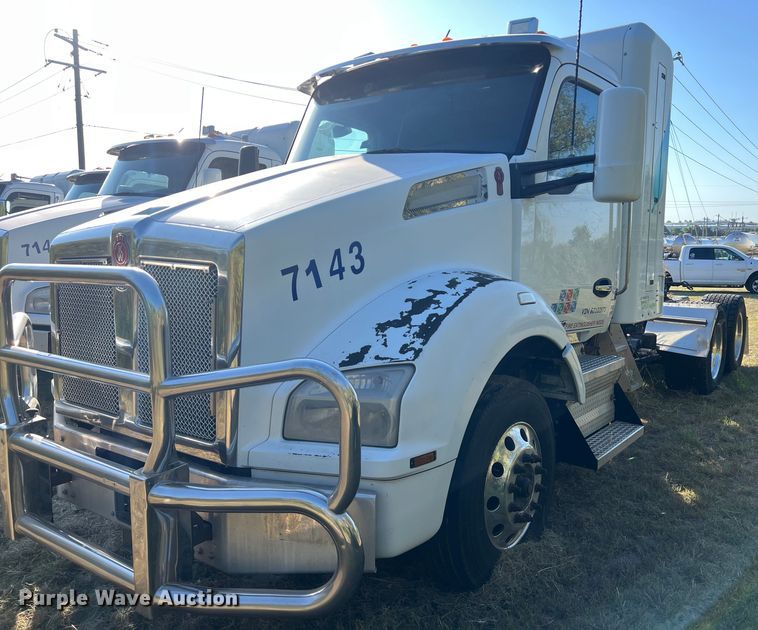 image for item EJ2893 2016 Kenworth  T880 semi truck