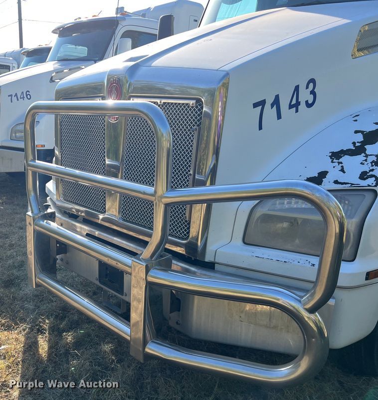 image for item EJ2893 2016 Kenworth  T880 semi truck