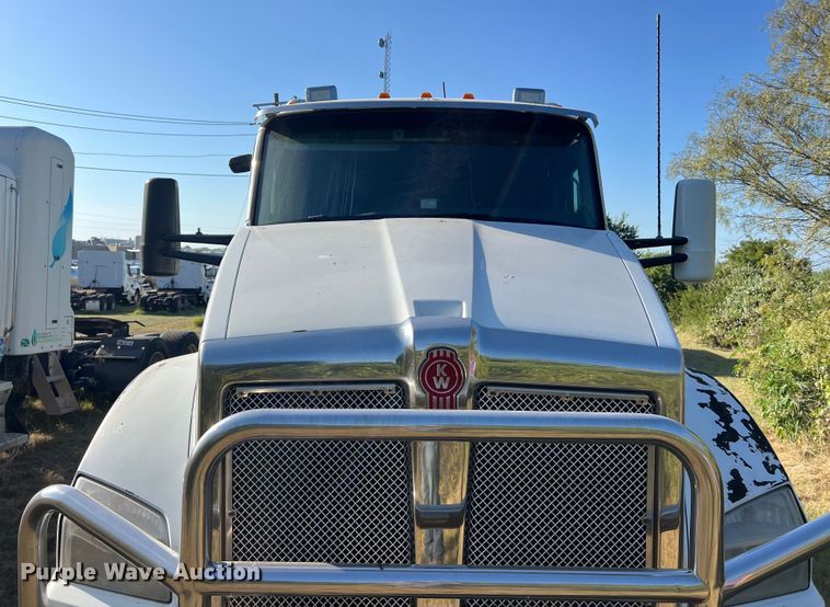 image for item EJ2893 2016 Kenworth  T880 semi truck