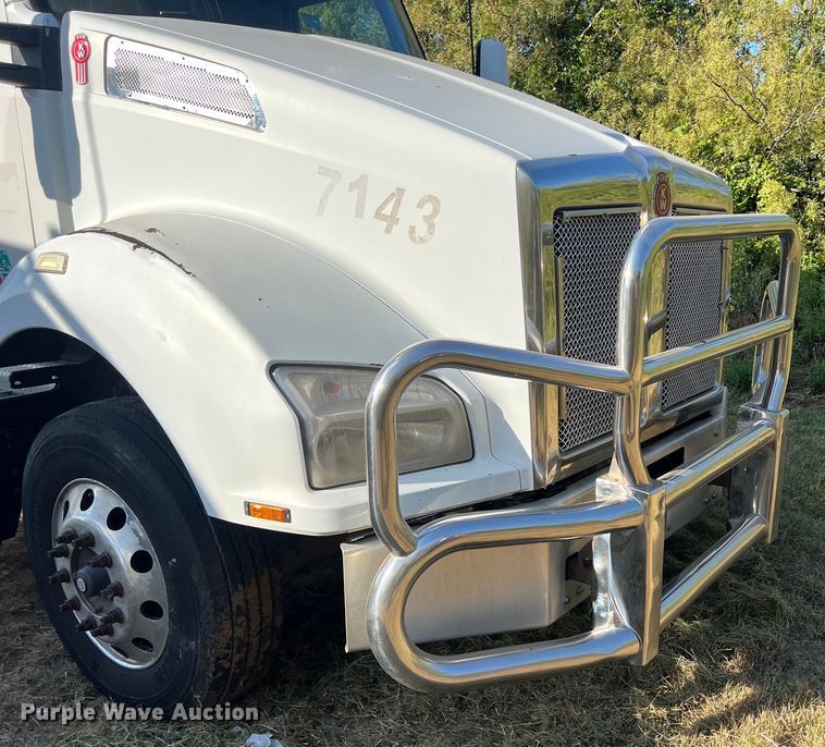 image for item EJ2893 2016 Kenworth  T880 semi truck