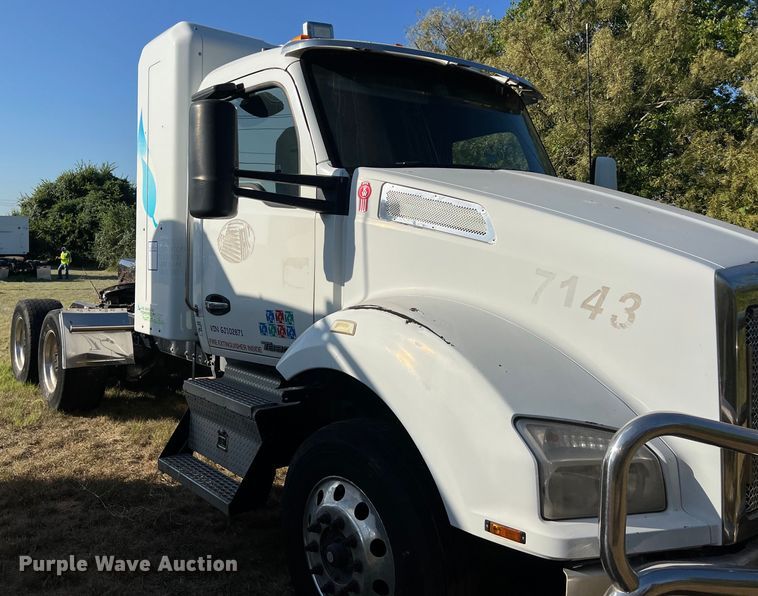 image for item EJ2893 2016 Kenworth  T880 semi truck