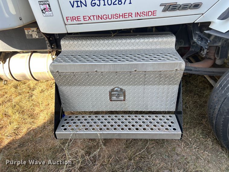 image for item EJ2893 2016 Kenworth  T880 semi truck