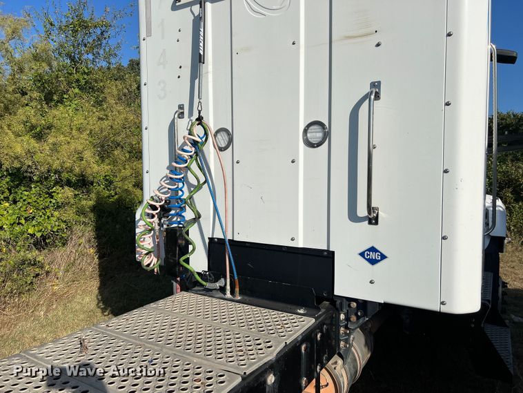 image for item EJ2893 2016 Kenworth  T880 semi truck