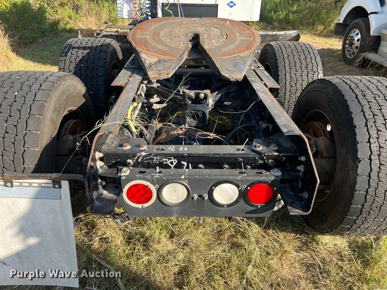 image for item EJ2893 2016 Kenworth  T880 semi truck