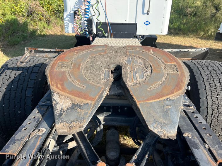 image for item EJ2893 2016 Kenworth  T880 semi truck