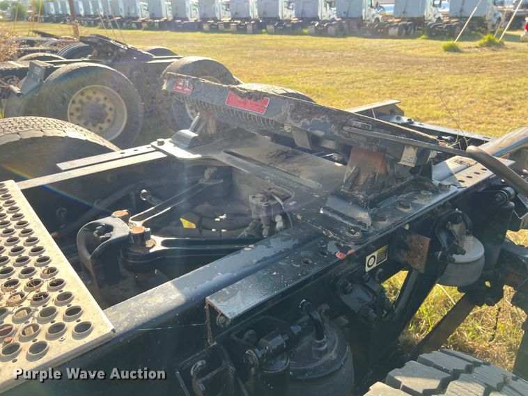 image for item EJ2893 2016 Kenworth  T880 semi truck