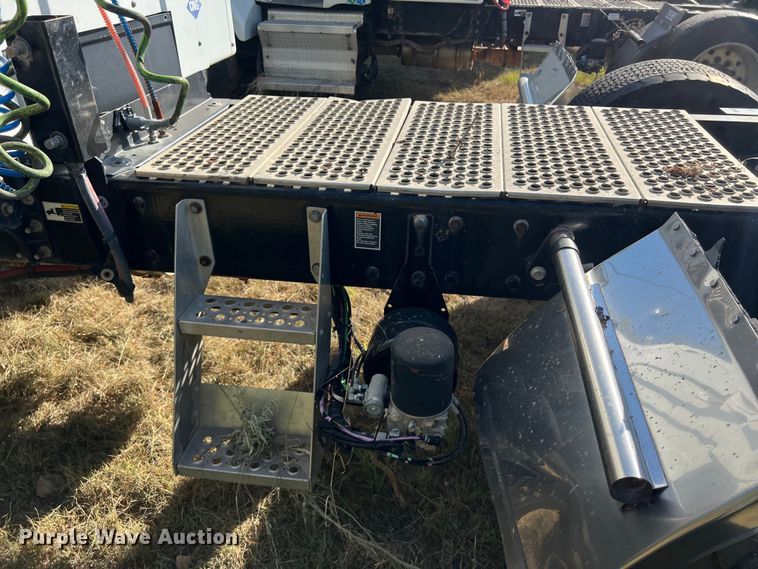 image for item EJ2893 2016 Kenworth  T880 semi truck