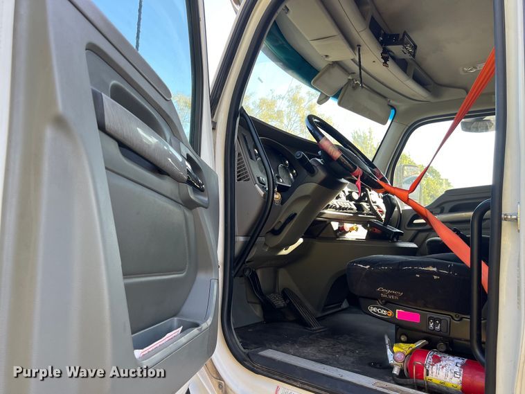 image for item EJ2893 2016 Kenworth  T880 semi truck