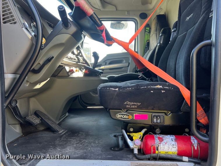 image for item EJ2893 2016 Kenworth  T880 semi truck