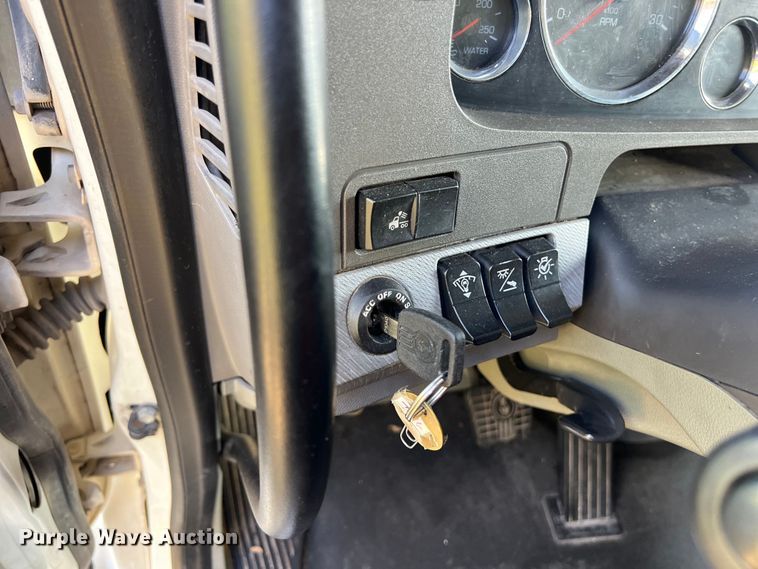 image for item EJ2893 2016 Kenworth  T880 semi truck