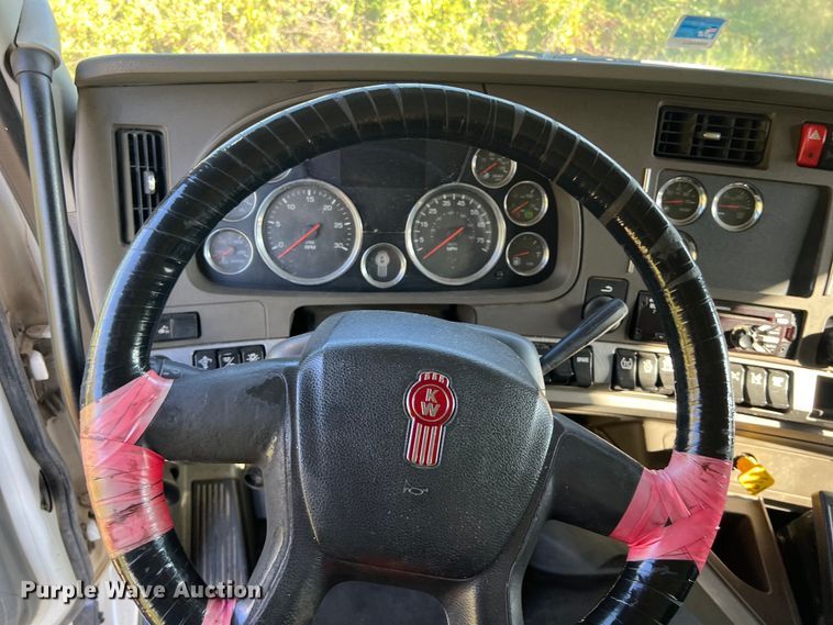 image for item EJ2893 2016 Kenworth  T880 semi truck