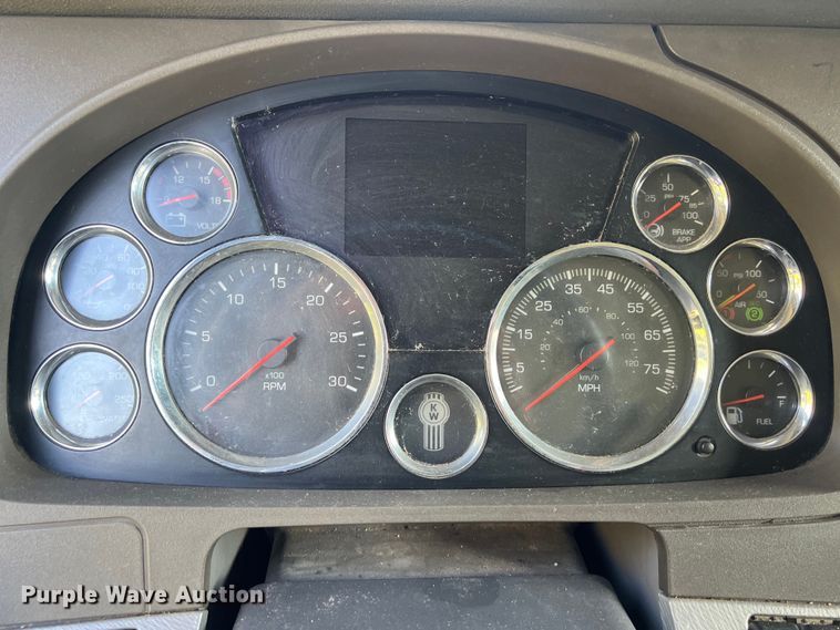 image for item EJ2893 2016 Kenworth  T880 semi truck