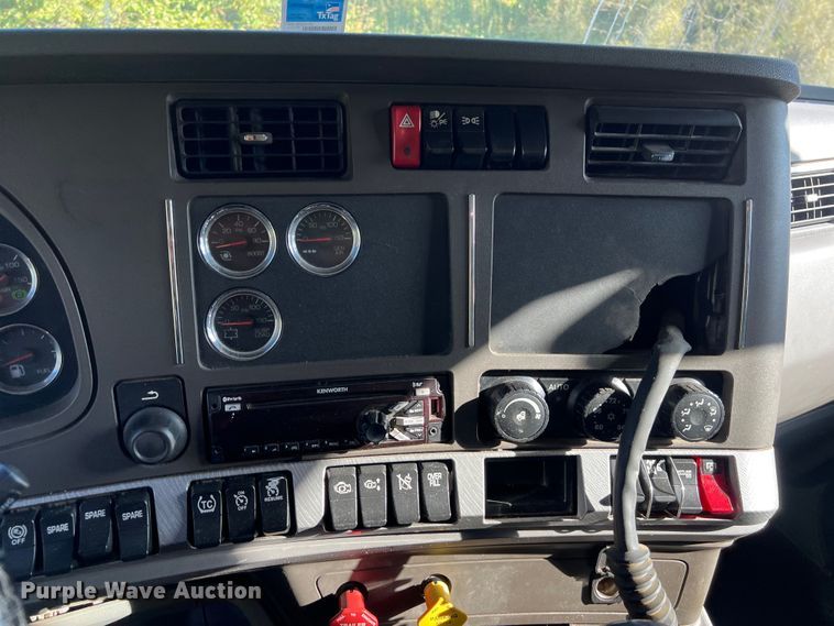 image for item EJ2893 2016 Kenworth  T880 semi truck