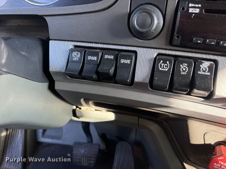 image for item EJ2893 2016 Kenworth  T880 semi truck