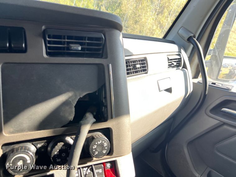 image for item EJ2893 2016 Kenworth  T880 semi truck