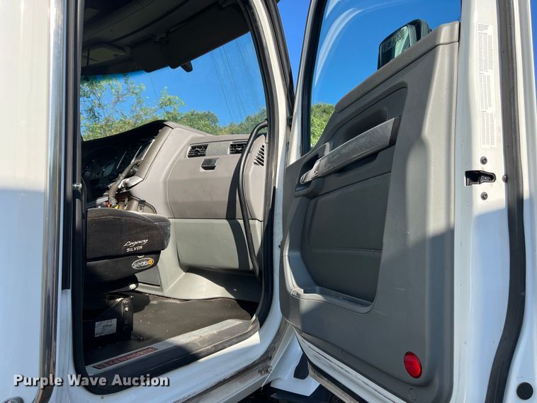 image for item EJ2893 2016 Kenworth  T880 semi truck